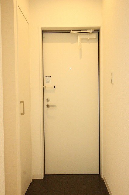 玄関　同物件、別号室のものです。