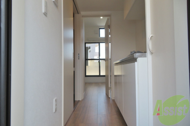 玄関　玄関の様子です。広い洋室にすぐ繋がっています。