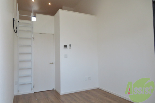 居室・リビング　ベランダ側から洋室を撮影しました。家具をどう置こうかな～。