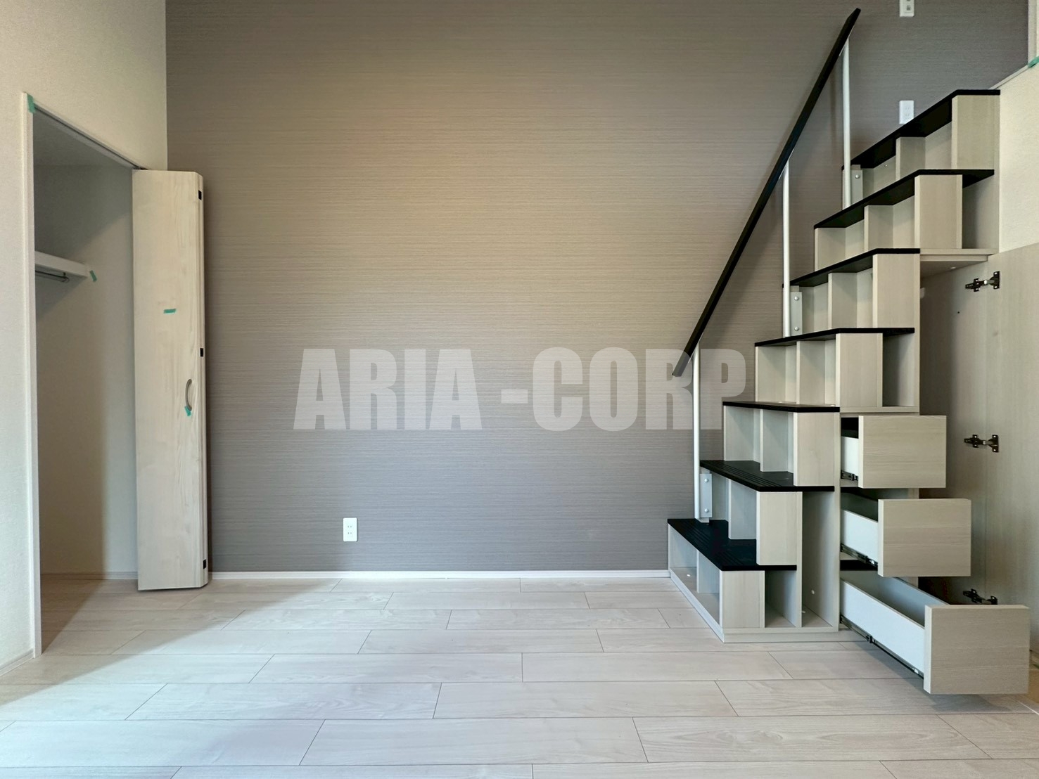 収納　階段下収納やクローゼット上部には便利な棚付き♪