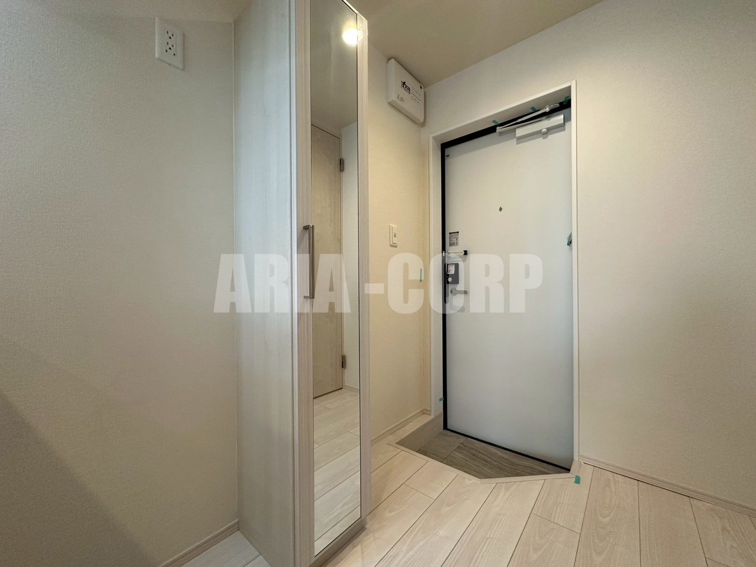 玄関　姿見付き縦型シューズボックスあり♪