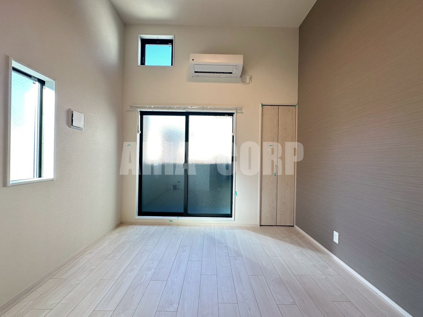 居室・リビング　天井高設計でロフト付◎お二人でのご入居可能です♪