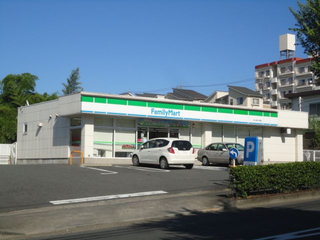 コンビニ　ファミリーマート平山城址公園店（コンビニ）まで779m