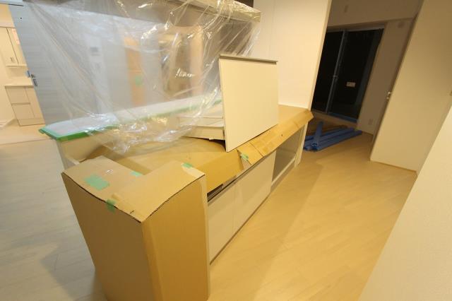 キッチン　掃除の楽なコンロに、収納は静かに閉まるソフトクロージング機構