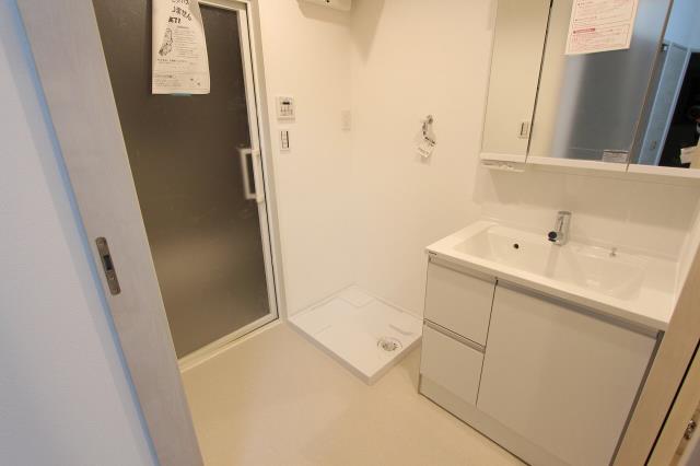 洗面設備　ヒーターレスで曇りにくいミラーです。使いやすくお手入れも楽で