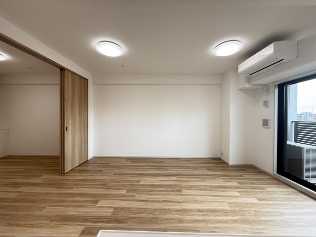 居室・リビング　同型タイプの写真（階数が異なります）。現況優先となります。