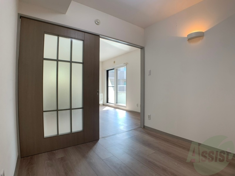 その他部屋・スペース　こちらが寝室です。窓が大きくて明るいですね。