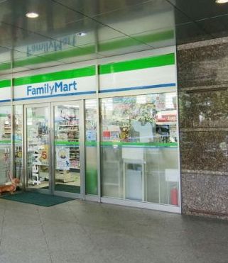 コンビニ　ファミリーマート半蔵門駅前店（コンビニ）まで151m