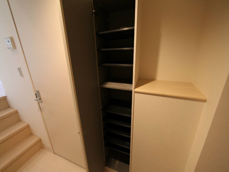 玄関　玄関　シューズボックス付（収納充実してます）