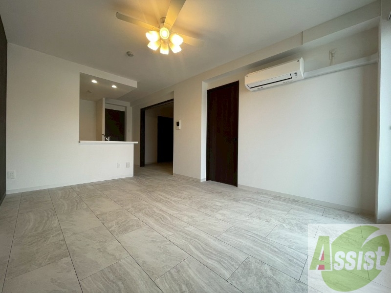 居室・リビング　リビングです。窓が大きくて明るいですね！