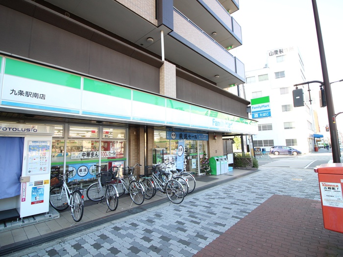 コンビニ　ファミリーマート（コンビニ）まで521m