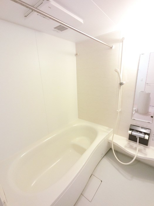 バス・シャワールーム　広々とした追い焚き機能付き一坪風呂です♪浴室換気乾燥機がまた