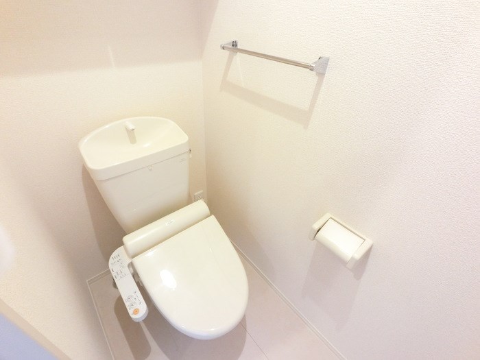 トイレ　白を基調とした温水洗浄暖房便座つきトイレです