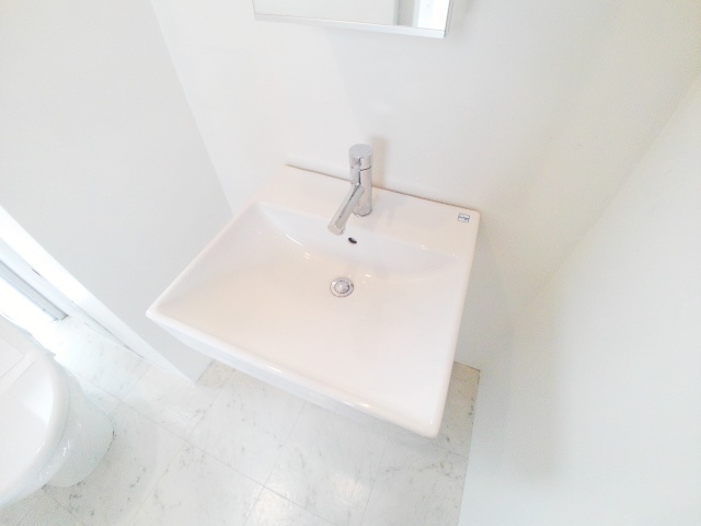 洗面設備　独立した洗面台。