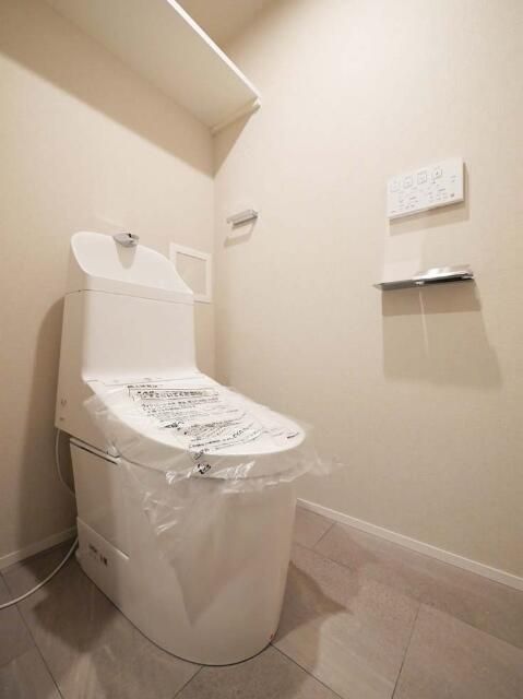 トイレ　落ち着いた色調のトイレです