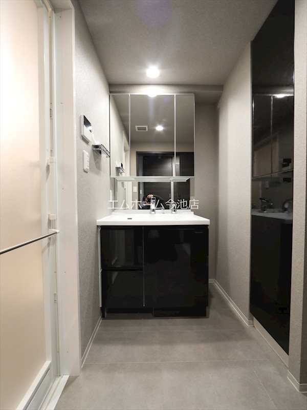 洗面設備　脱衣所　独立洗面台（シャンプードレッサー付）収納スペース有