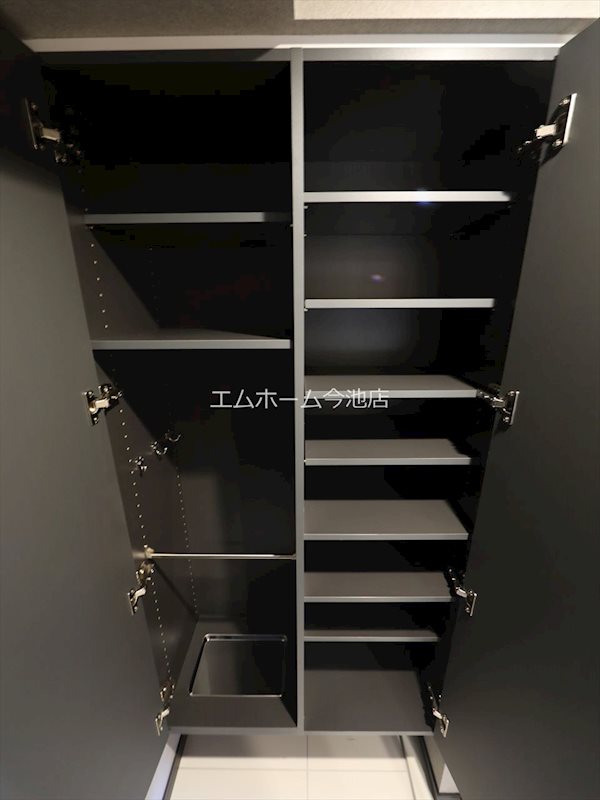 玄関　玄関　シューズボックス付（収納充実してます）