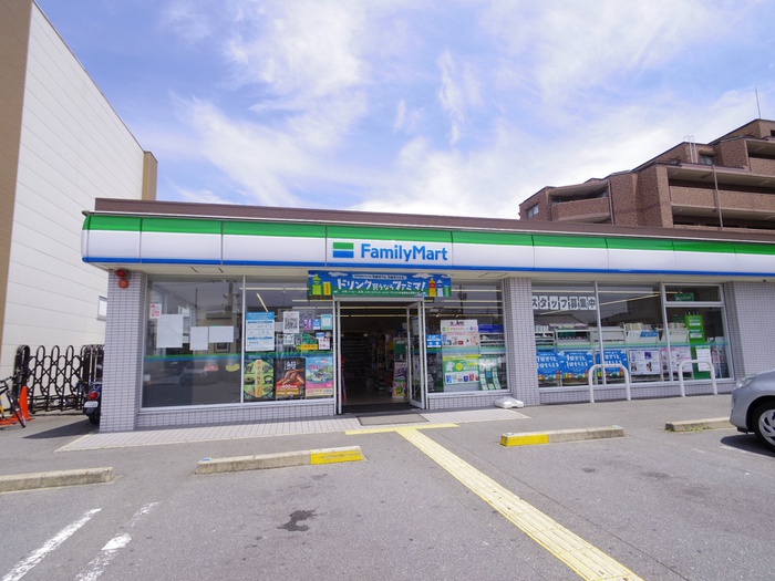 コンビニ　ファミリーマート（コンビニ）まで210m