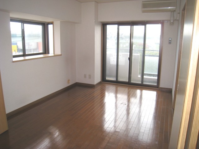 居室・リビング　二面採光の洋室７帖