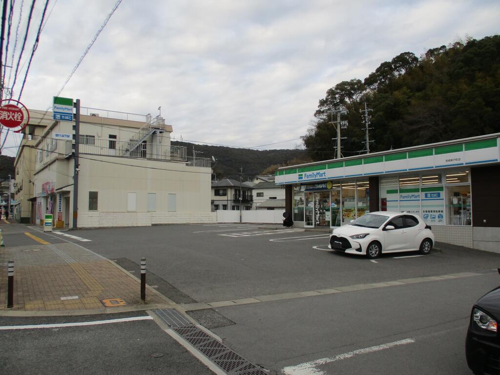 コンビニ　ファミリーマート長崎新戸町店（コンビニ）まで253m