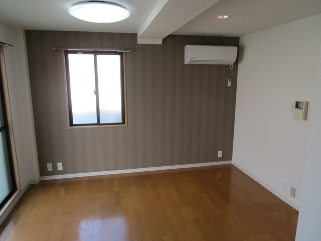 居室・リビング　壁の一部がアクセントクロスです