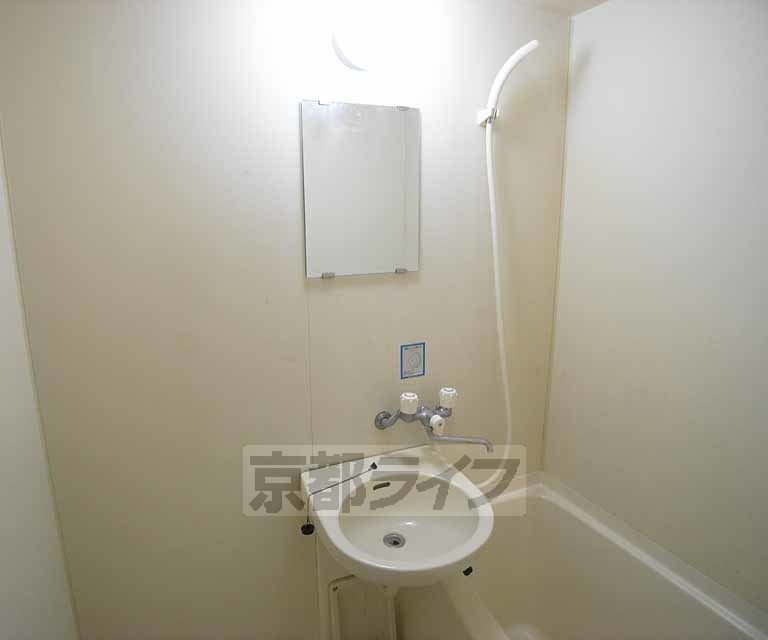 洗面設備　きれいな洗面台です。