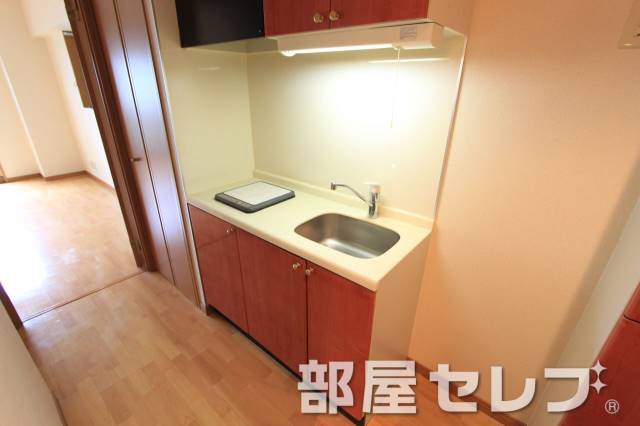 キッチン　おしゃれな赤の扉がついたキッチン。