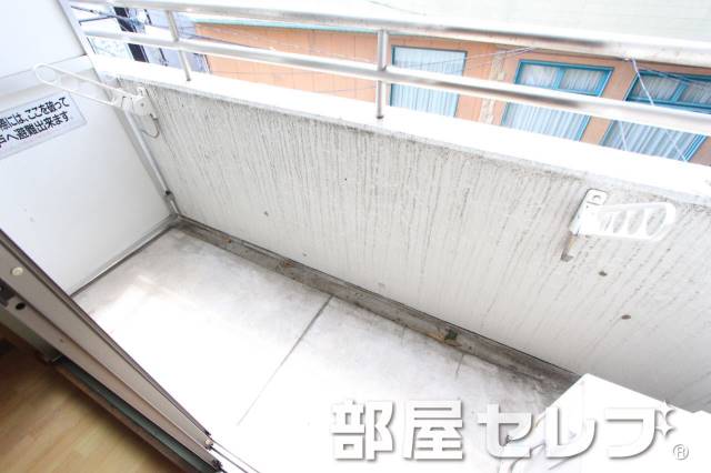 バルコニー　南向きで日当たりのよいベランダ。