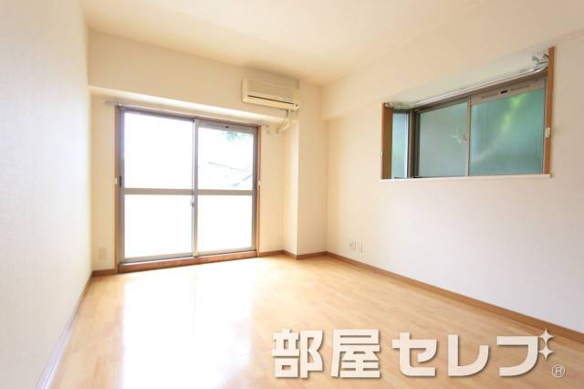 居室・リビング　角部屋で出窓が付いています。