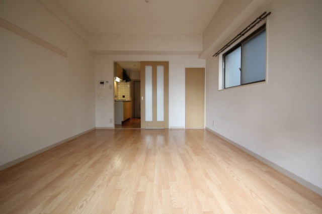 居室・リビング　同物件別号室のものです。