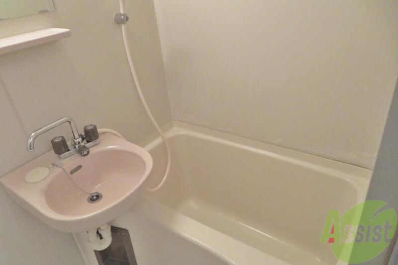 バス・シャワールーム　お風呂は浴槽が広くゆったり浸ってられそうです。