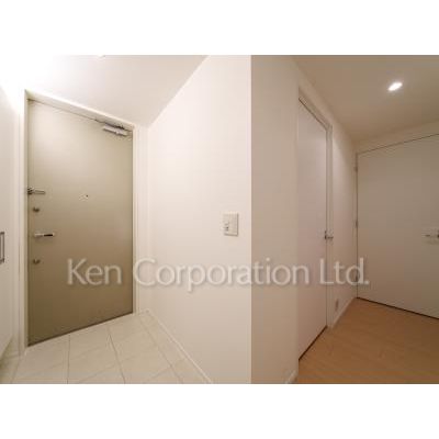 玄関　同タイプ30階のお部屋を撮影。仕様が異なることがあります。