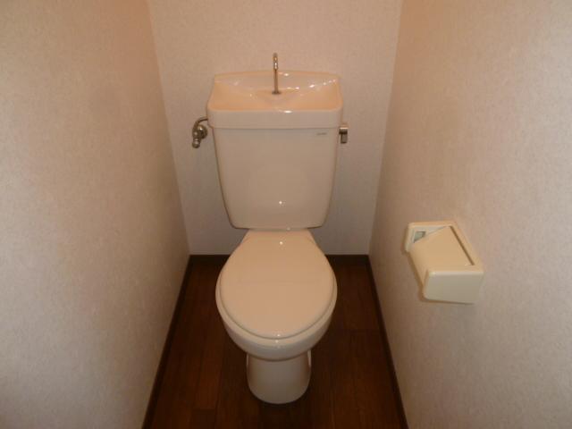 トイレ　別のお部屋の写真となります。