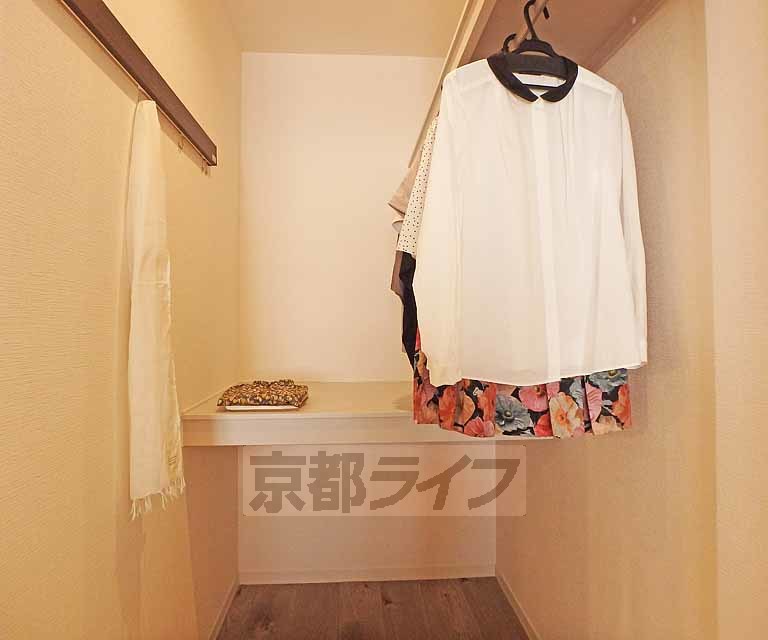 収納　広々したウォークインクローゼットです。