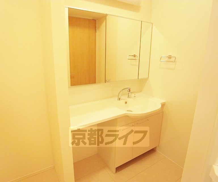 洗面設備　大きく使いやすい洗面台です