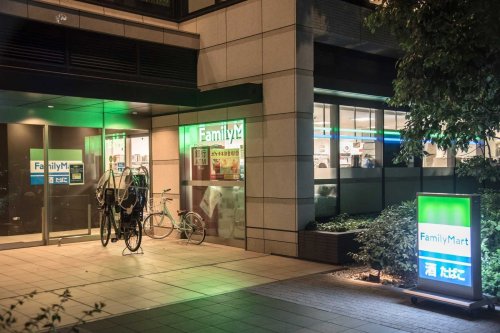 コンビニ　ファミリーマート グローバルフロントタワー店（コンビニ）まで324m