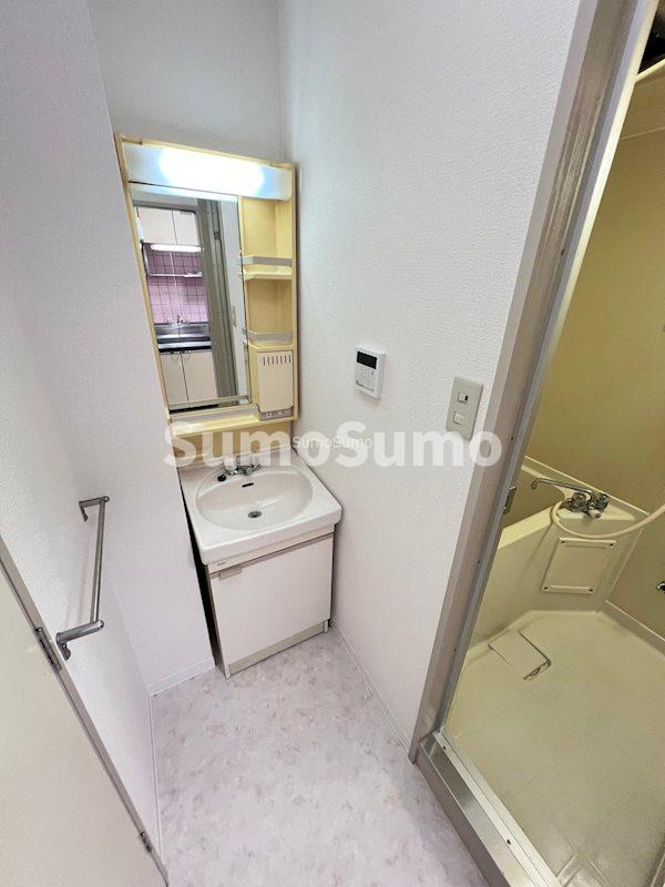 洗面設備　明るい洗面所です