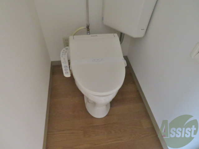 トイレ　トイレには温水洗浄便座機能がついていますよ。