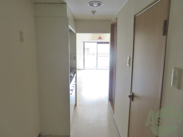 玄関　玄関から見るとこんな感じ。広さが伝わってきますね。