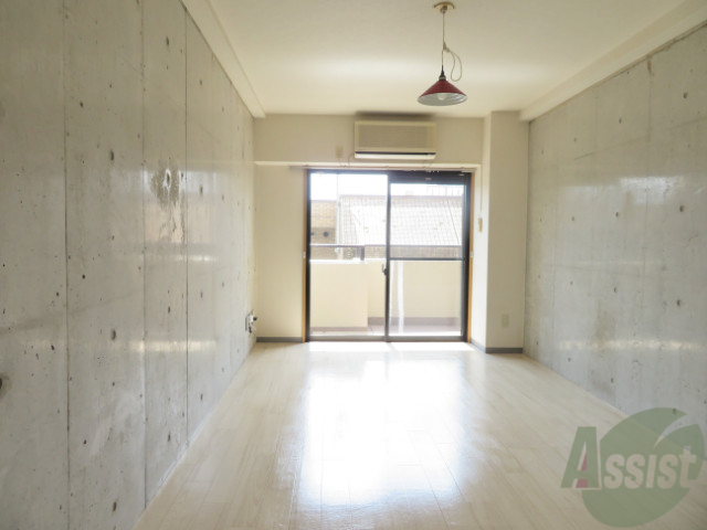 居室・リビング　広めのリビングになっております。陽もよく入ってきます。