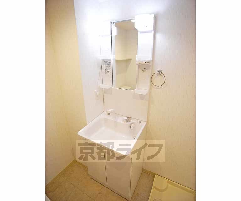 洗面設備　綺麗な洗面台です。