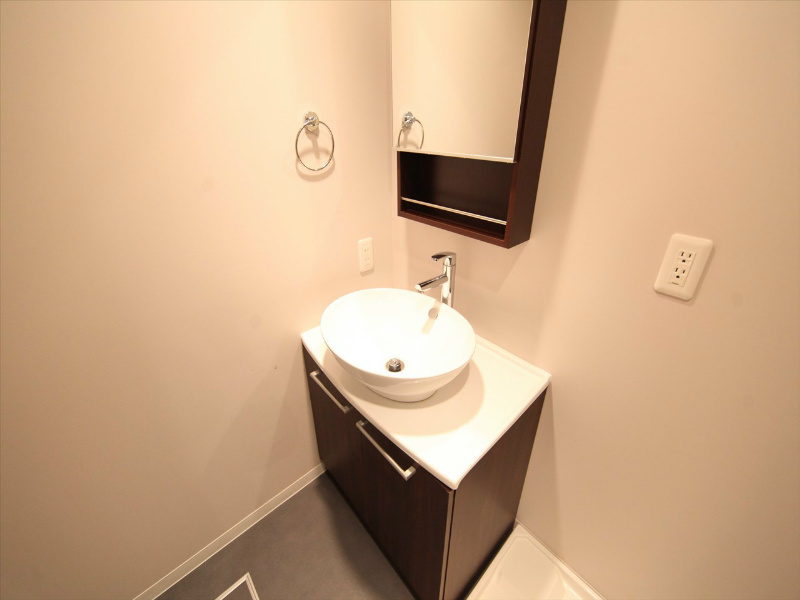 洗面設備　脱衣所　オシャレな独立洗面台付　洗濯機ご用意できます