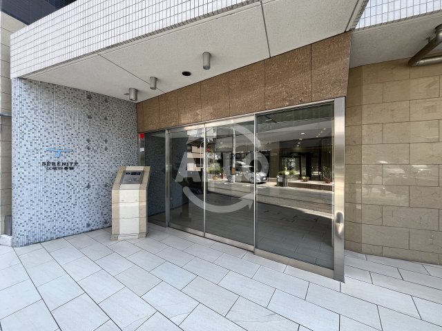 エントランス　SERENiTE江坂四番館　エントランス