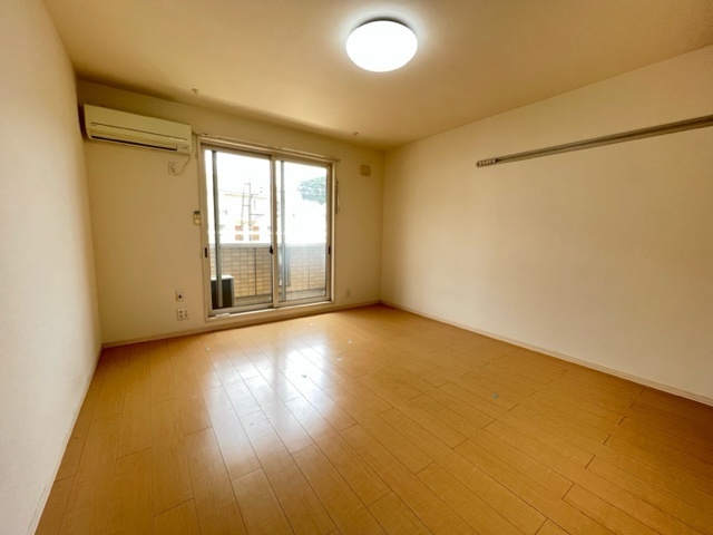 居室・リビング　同建物の違うお部屋の写真です