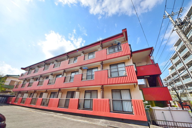 建物外観　～青い空、白い雲～