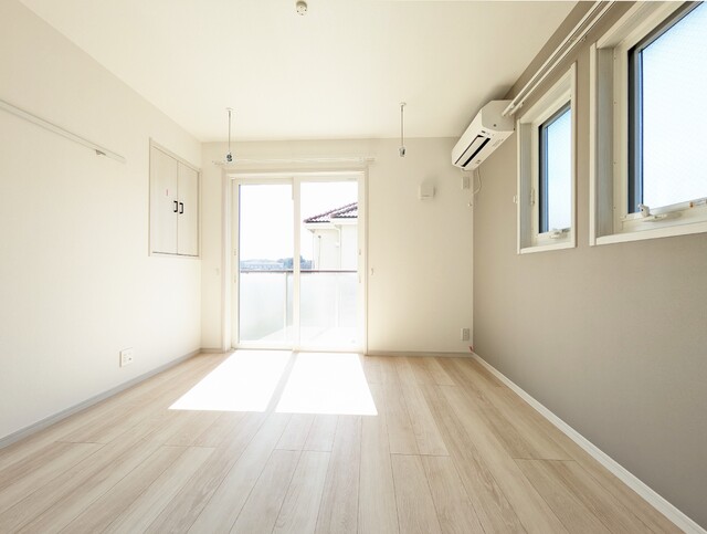 その他部屋・スペース　バルコニーに面した６．７帖の明るい洋室♪