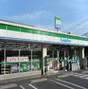 コンビニ　ファミリーマート（コンビニ）まで1100m