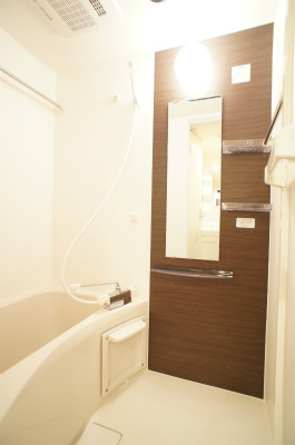 バス・シャワールーム　浴室乾燥機付き♪