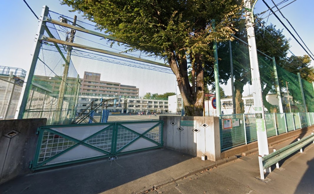 小学校　世田谷区立用賀小学校（小学校）まで580m