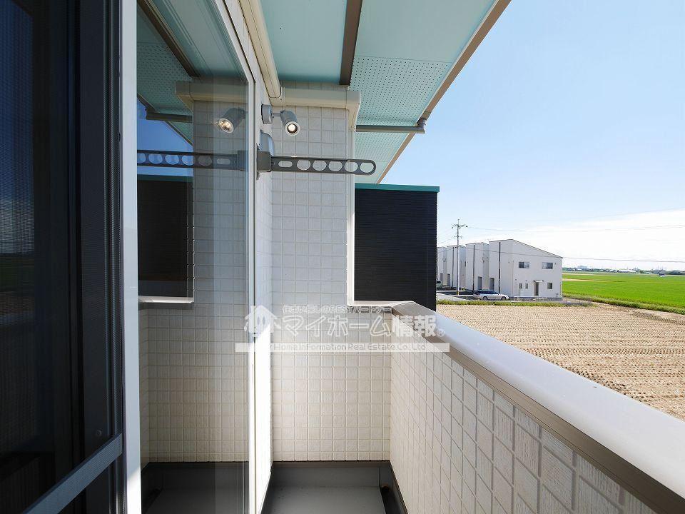 バルコニー　南向きの広々ベランダはお洗濯物もたくさん干せます